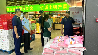 房县消防联合多部门开展消防安全夜查行动