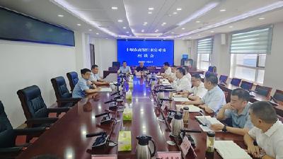 杨丹华与十堰农村商业银行党委书记、董事长陈江波一行座谈