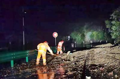 房县交通运输局：快速响应 雨夜奋战 确保道路安全畅通