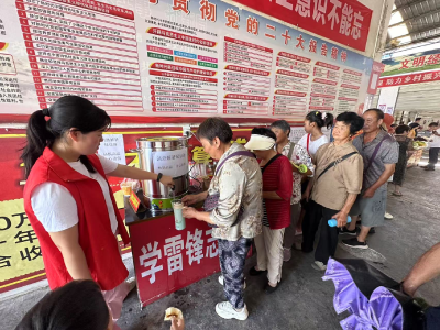 县城市管理执法局：小举措让疏导点变身夏日“避暑驿站”