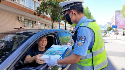 我县多部门联合整治交通不文明行为
