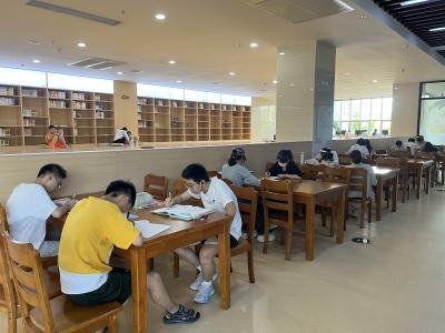 书香溢满暑期档 图书馆里“充电”忙