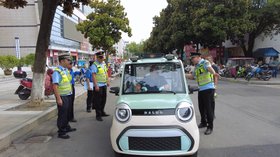 房县：部门联合执法 常态化开展三四轮车综合整治工作