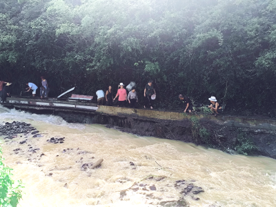 五台乡：干群同心筑边沟 携手自救保通畅