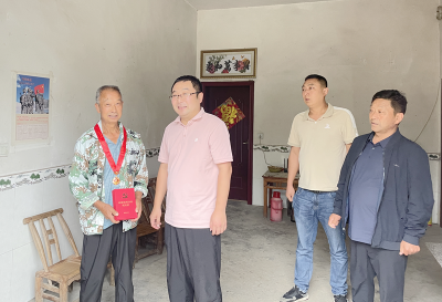 沙河乡：为老党员颁发“光荣在党50年”纪念章