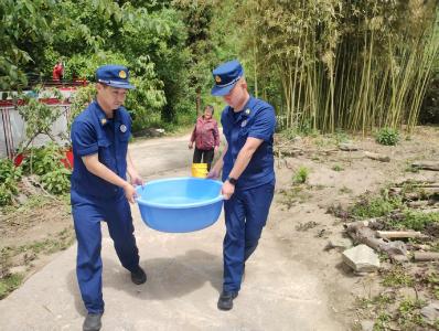 房县消防心系群众 送水入户解民忧