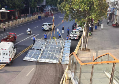 县城市管理执法局：持续推进户外广告整治 安全拆除十字街隐患广告