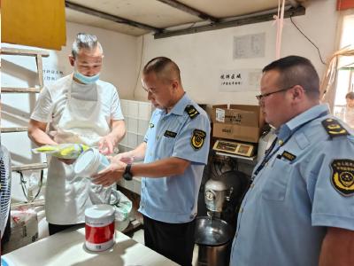 青峰市场监管所严查添加剂 守护群众“舌尖上的安全”