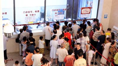 县中医院三伏贴开贴  市民热捧夏季养生新方式