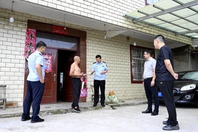 房县5部门携手整治河道围网养鸭共护水安全