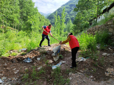 野人谷镇：清理河道垃圾 守护绿水青山