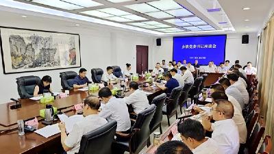谢晓鸣主持召开乡镇党委书记座谈会
