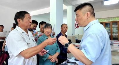 【为民办实事】家门口更换社保卡  为民服务“零距离”