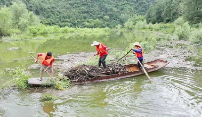 打捞漂浮垃圾 守护一库碧水