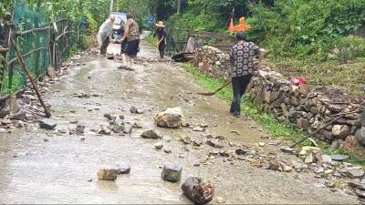 门古寺镇：暴雨未歇防汛不止 干群坚守一线护民安