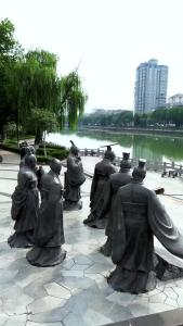 房县: 通过AI技术让雕塑在炎热的夏季，跳入河中野泳，不幸溺水。以此警示大家珍爱生命，谨防溺水！