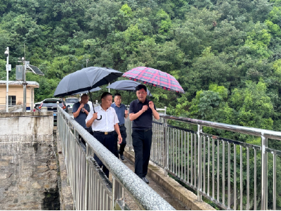 房县青峰镇：闻“汛”而动 筑牢防汛堤坝