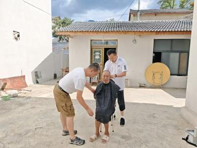 国网华中分部驻村工作队义务理发服务温暖三海村老人心