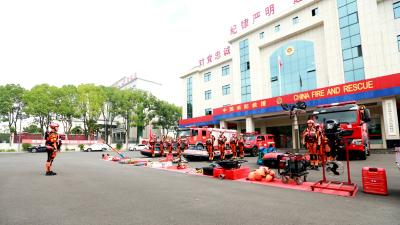 房县消防救援大队开展抗洪抢险专业队拉练暨水域救援实战化演训