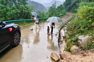 沙河乡：抢抓雨后“黄金期” 净路护路保畅通