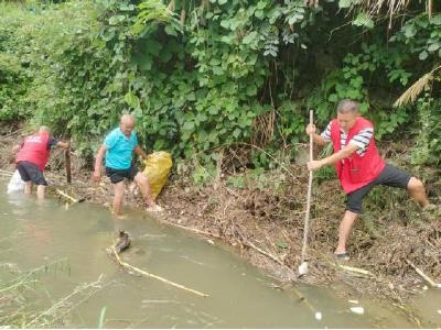 窑淮镇长峪河村开展河道白色垃圾专项清理志愿服务行动