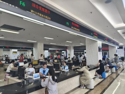 房县政务服务中心“综窗改革”全面落地