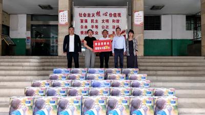 县慈善会捐赠净水器 关爱教育系统困难职工