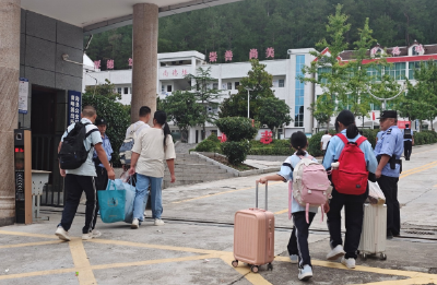 房县青峰镇：四方联动护学季 平安启航新学期