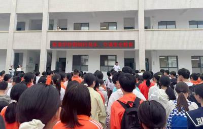 窑淮学校：遵守交通法规 提高自护能力