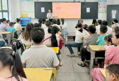 军店小学召开新生家长会