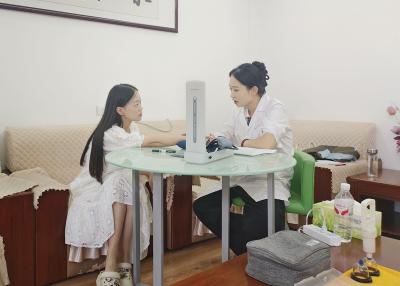 房县实验小学：暖心义诊送健康