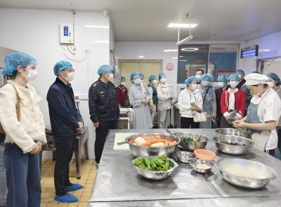 城​关镇召开中小学、幼儿园食堂管理现场会