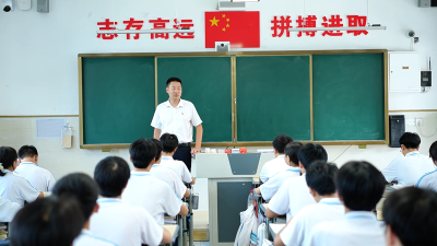 【优秀教师风采】卢至昂：以理想之烛 育未来之光