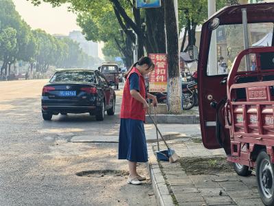 红塔镇：分片包干清扫忙  扮靓家园暖民心