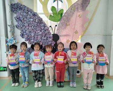 国庆中秋佳节至  萌娃花式送祝福  ——房县城关镇中心幼儿园开展“迎国庆，庆中秋”主题庆祝活动
