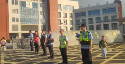 军店小学：警校家社携手筑平安 开学季暖心护航学子路