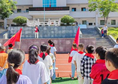 门古寺镇河兴小学：新学期五星红旗引领学子逐梦新征程