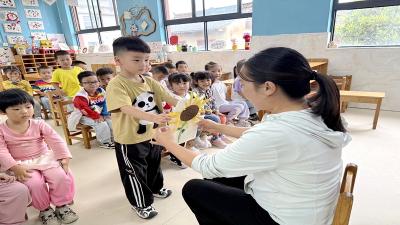 房县军店镇中心幼儿园：童心颂师恩  感恩伴成长