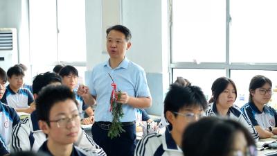 【优秀教师风采】李红灯：32年用爱“提灯引路”“一盏灯”照亮一片天