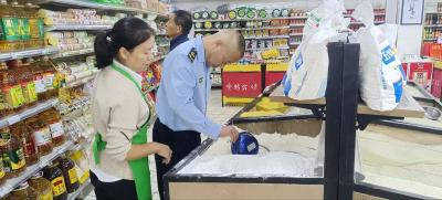 房县青峰市场监管所开展国庆节前食品安全检查