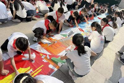 房县城关一中：铭记历史 彩绘和平