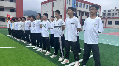 房县城关四中：烈日铸意志 迷彩绽青春