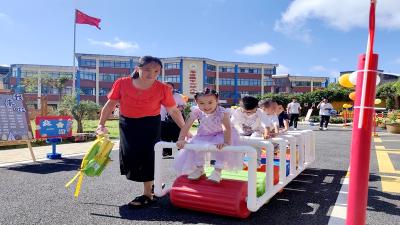 房县军店镇中心幼儿园：亲子趣游园  开学乐翻天