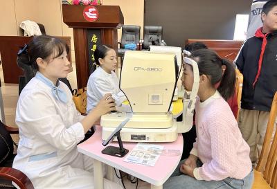 房县实验中学：开展全面视力筛查 关注青少年眼健康