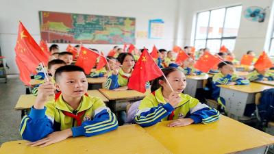 房县军店小学：童真迎国庆 红色润童心