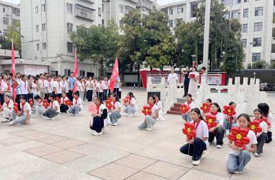 房县城关一中：举办 “芬芳九月 礼赞师恩” 教师节活动