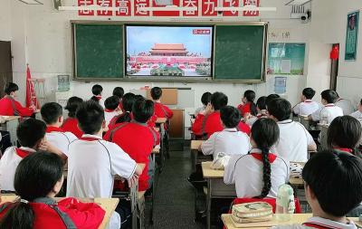 房县实验中学：燃情爱国心 厚植家国情