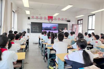 房县城关一中：观抗战胜利阅兵 点燃学子爱国情
