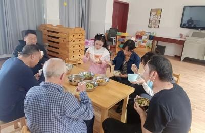 城关镇三海小学家长监督员和学生吃“一锅饭”