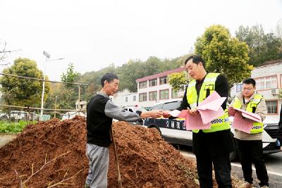 房县交通运输局：开展路域环境整治宣传活动